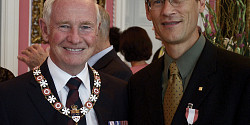 Louis Taillefer reçoit l'insigne de l'Ordre du Canada