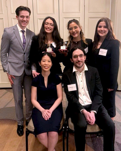 Concours Bowman : Sidney Ricard, Rime Ouifki,&nbsp;Sabine Helli et Alysson Duchesne. &Agrave; l'avant : Me Katharine Hsu et Me Guillaume Turcotte. Absent sur la photo : Justin Capaday.
