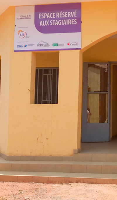 Espace r&eacute;serv&eacute; aux stagiaires dans le Centre de sant&eacute; communautaire universitaire de Sanankoroba au Mali. Instaur&eacute; dans le cadre du projet CLEFS.
