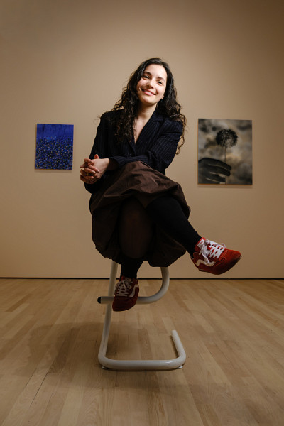 Roxanne Labr&egrave;che P. agit &agrave; titre de conservatrice et de directrice de la galerie d'art Antoine-Sirois, situ&eacute;e au Campus principal. En mai 2025, elle a organis&eacute; l'exposition Celles qui font l'histoire, en hommage aux femmes artistes de la Collection d'&oelig;uvres d'art de l'UdeS.&nbsp;