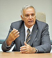 Roger No&euml;l, doyen de la Facult&eacute; d'administration