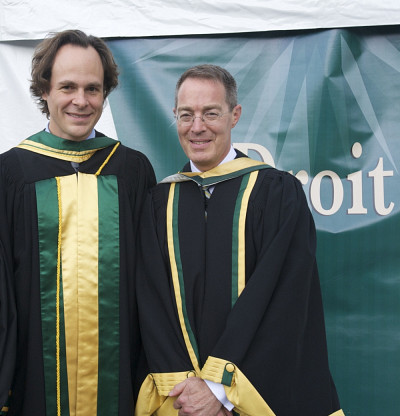 Le nouveau docteur d'honneur en compagnie du doyen Sébastien Lebel-Grenier.
