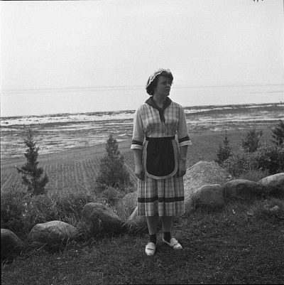 Femme résidant à l'Île-aux-Coudres, 1950.Bibliothèque et Archives nationales du Québec. P728, S1, D1, P4-25 /Fonds Lida Moser / Île-aux-Coudres - Chapelle des processions / Lida Moser - 1950
