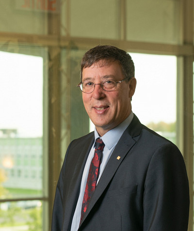 Le professeur Jean-Pierre Perreault, vice-recteur à la recherche et aux études supérieures.