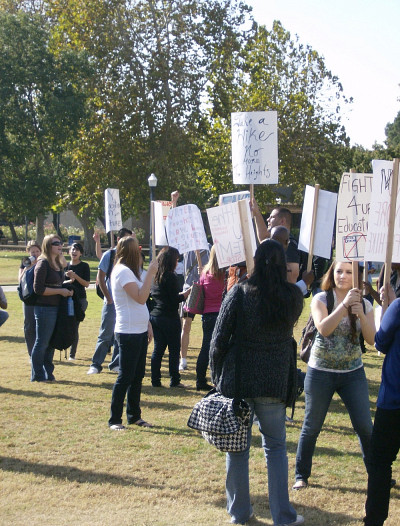 Les &eacute;tudiants d&eacute;noncent la hausse du co&ucirc;t des &eacute;tudes.
