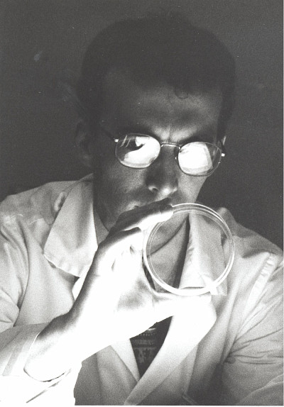 Le Pr Beno&icirc;t Paquette examine une bo&icirc;te de Petri dans le cadre de ses recherches sur le cancer du sein, 1997. Fonds du Service des communications (624641).