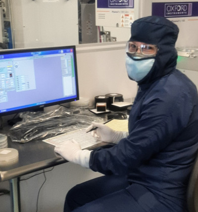 Marie-Jos&eacute;e Gour est en train de tester l'un des nouveaux graveurs dans les laboratoires du 3IT.