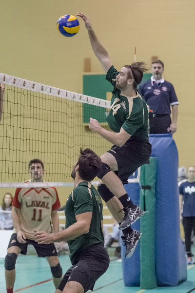 Nicholas Lacroix a fait preuve d'une redoutable efficacit&eacute; &agrave; l'attaque dimanche apr&egrave;s-midi avec 6 points marqu&eacute;s sur sept ballons servis par le passeur du Vert & Or Jo&euml;l Beauregard.