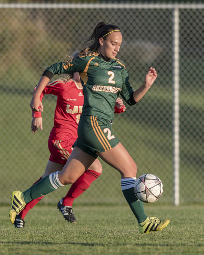 Les filles du Vert & Or ont offert une solide performance contre l&rsquo;Universit&eacute; Laval. Plusieurs beaux jeux, dont quelques-uns men&eacute;s par la joueuse de milieu, le no. 2 Joanie Coulombe.