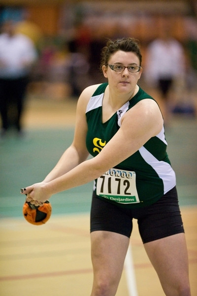 Isabelle Boudreau a remport&eacute; l'or au lancer du poids et l'argent au lancer du marteau, samedi au Rouge et Or Invitation.