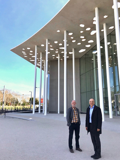 Le vice-recteur aux relations internationales Jean Goulet et le recteur Pierre Cossette devant la nouvelle faculté de médecine de Montpellier.