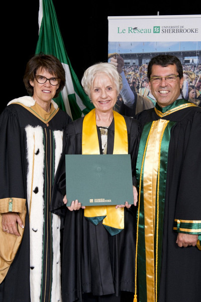 Louise Fontaine a re&ccedil;u une r&eacute;impression d'un de ses cinq dipl&ocirc;mes de l'UdeS. Elle est entour&eacute;e de la rectrice, Pre Luce Samoisette, et du doyen de la Facult&eacute; d'&eacute;ducation, Pr Serge Striganuk.