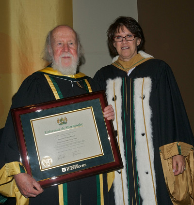 Hubert Reeves a reçu son doctorat honoris causa des mains de la rectrice Luce Samoisette.