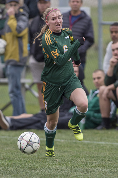 Marie-&Egrave;ve Jacques n'est plus qu'&agrave; un but du plateau des 80 filets en carri&egrave;re sur la sc&egrave;ne du soccer universitaire canadien et a connu mercredi soir dernier un autre grand match en trouvant le fond du filet pas moins de quatre fois.