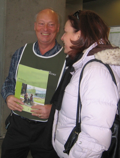 Lors de la rentr&eacute;e, des guides aidaient les gens &agrave; s&rsquo;approprier leur nouveau milieu d&rsquo;&eacute;tudes ou de travail.