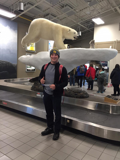 Nicolas Sylvestre, étudiant à la maîtrise en chimie, en transit à l'aéroport de Yellowknife.