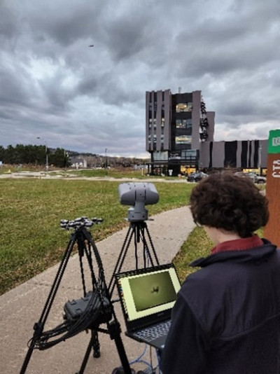 Le syst&egrave;me de DARE-IT suivant un drone au 3IT.