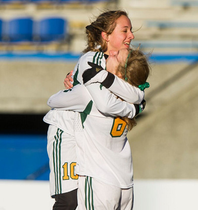 Marie-&Egrave;ve Jacques c&eacute;l&egrave;bre son but marqu&eacute; &agrave; la 57e minute de jeu dans les bras de sa co&eacute;quipi&egrave;re Audrey Lagarde.