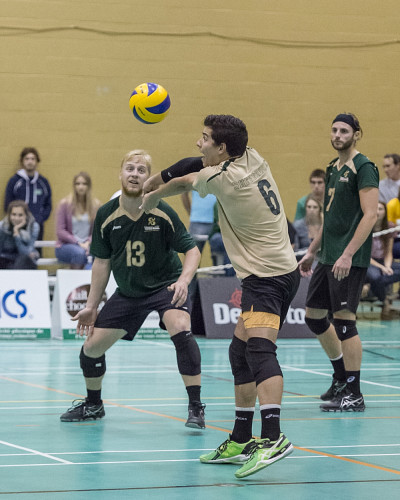 William Marier r&eacute;cup&egrave;re un ballon sous le regard de son co&eacute;quipier Hugo Rosso-Bonneau.