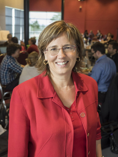 La Pre Julie Desjardins, vice-doyenne &agrave; la formation de la Facult&eacute; d'&eacute;ducation