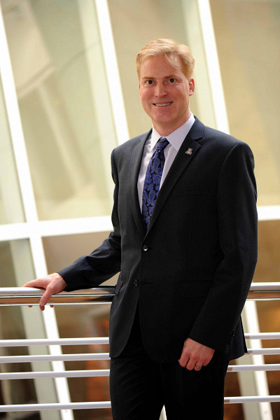 Yves A. Lussier a fait progresser la m&eacute;decine de pr&eacute;cision et le monde des d&eacute;couvertes g&eacute;nomiques, cette discipline de la biologie moderne. L&rsquo;un de ses principaux faits d&rsquo;armes est sans contredit la conception d&rsquo;une puce g&eacute;n&eacute;tique capable de d&eacute;tecter n&rsquo;importe lequel des 1&nbsp;700 virus connus.