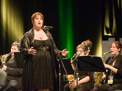 La cantatrice Catherine Elvira Chartier accompagnée de l'Ensemble à vents.