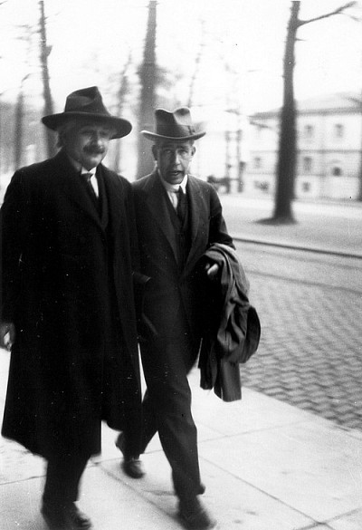 Albert Einstein en discussion avec Niels Bohr au congrès de Solvay de physique à Bruxelles en 1930