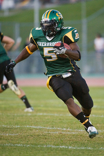 Le porteur de ballon Pascal Fils a connu un autre excellent match avec 191 verges de gain au sol. 