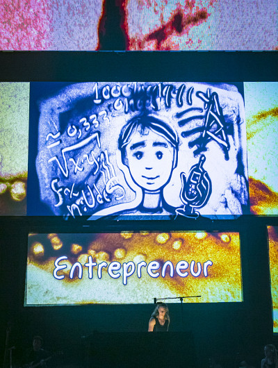 L'artiste Jos&eacute;e Courtemanche a offert une performance mettant de l'avant des dessins sur sable.