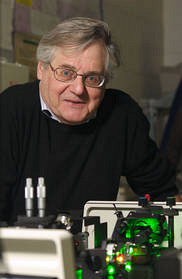 Professeur à la Faculté des sciences, André Dieter Bandrauk vient de remporter le prestigieux prix John-C.-Polanyi pour avoir fondé la nouvelle science attoseconde. 
Photo : Michel Caron 