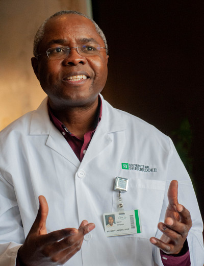 Le Dr&nbsp;Warner Mampuya, professeur au D&eacute;partement de m&eacute;decine, a &eacute;t&eacute; d&eacute;sign&eacute; par la promotion 2022 pour prononcer la conf&eacute;rence Brigitte-Perreault sur le professionnalisme.