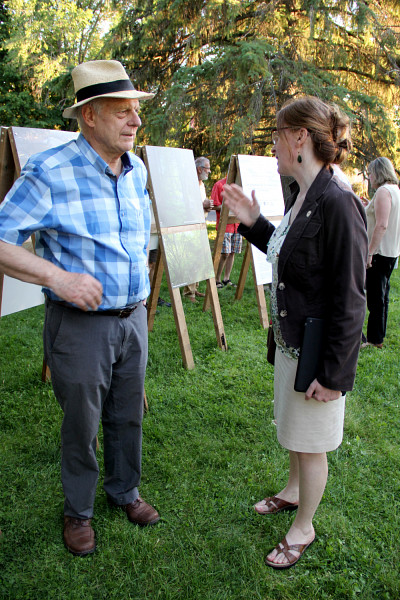 En tant que conseill&egrave;re&nbsp;municipale, Isabelle B&eacute;rub&eacute; va &agrave; la rencontre&nbsp;des citoyens. Ici, elle discute avec le pr&eacute;sident de la Fondation du Mont Saint-Bruno.