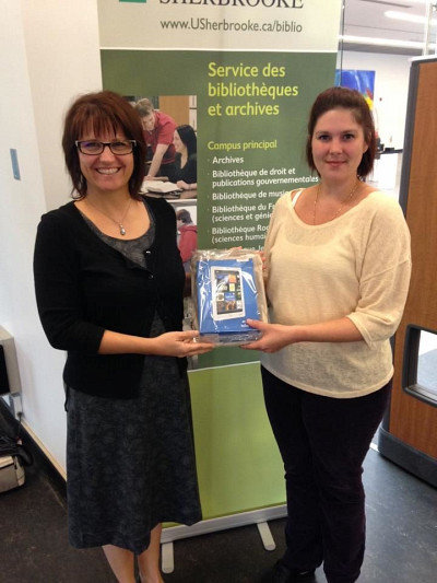 L'&eacute;tudiante Rachel Cuerrier gagnante d'une liseuse Kobo. Nathalie St-Jacques, biblioth&eacute;caire au Campus de Longueuil remet le prix.
