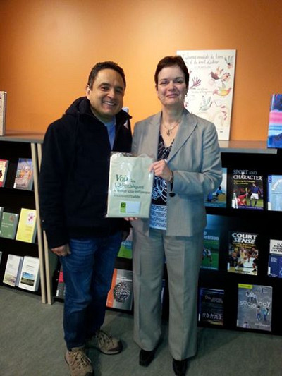 L'&eacute;tudiant Jaime Alberto Reina Marino gagnant d'un certificat-cadeau de 50$ de la Coop. Sylvie Belzile, directrice g&eacute;n&eacute;rale du Service des biblioth&egrave;ques et archives remet le prix.