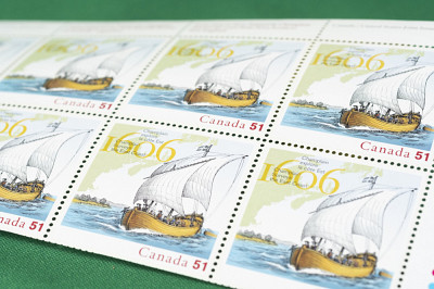 Les objets comprennent aussi des timbres Champlain explore la côte Est, remis par Postes Canada. 