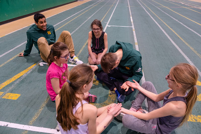 Des jeunes au contact d'étudiants-athlètes du Vert & Or, à l'initiative de Julien Pinsonneault.