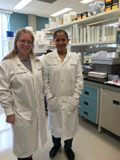 Deux &eacute;tudiantes du C&eacute;gep lors de leur stage &agrave; l'IPS.