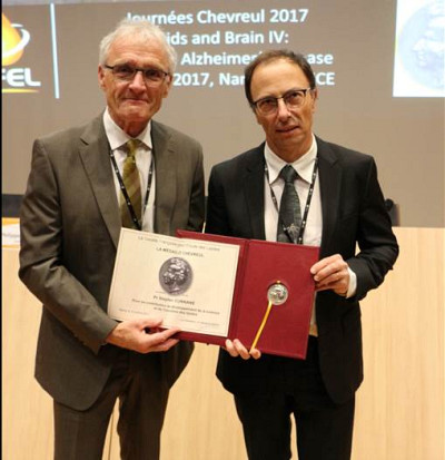 Le chercheur Stephen Cunnane reçoit la médaille Chevreul en présence du professeur Michel Linder, président de la Société Française pour l’Etude des Lipides.