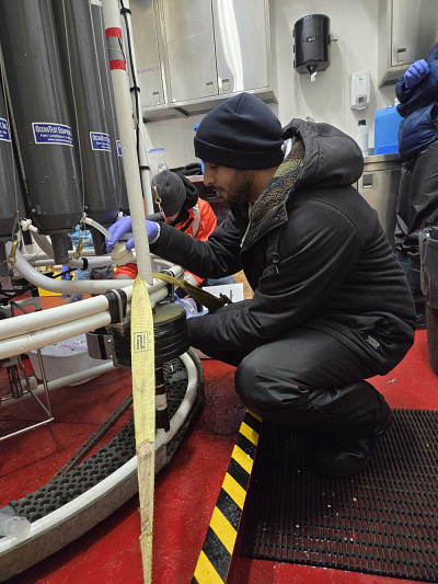 Alors qu’il était entouré de chercheurs et chercheuses, Mohamed a appris les bonnes pratiques de l’échantillonnage à bord du navire scientifique.
