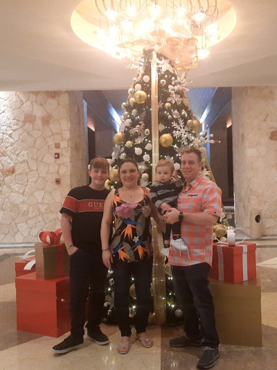 Raudel Simon avec sa femme et ses deux enfants