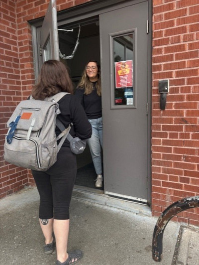 Alexandra, une intervenante responsable de la r&eacute;insertion qui accueille une usag&egrave;re.