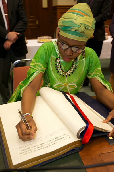 Les &eacute;tudiants ont &eacute;t&eacute; invit&eacute;s &agrave; signer le Livre d&rsquo;or de la Ville de Sherbrooke, un acte symbolique concr&eacute;tisant leur apport &agrave; la vie universitaire et citoyenne de Sherbrooke.