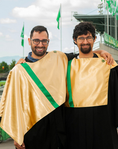 Les frères Félix et Thierry Pinard, nouvellement diplômés de la Faculté d'éducation.