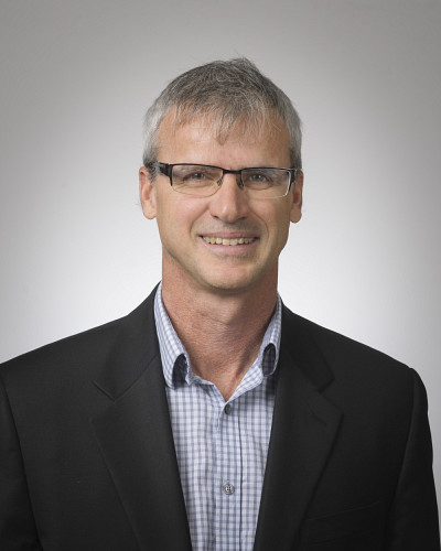 Le professeur Marc Frappier, du D&eacute;partement d'informatique, est aussi le directeur scientifique du P&ocirc;le d'expertises en cybers&eacute;curit&eacute; Intact.