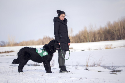 Marie-Eve Girard en compagnie d'un chien d'assistance de la Fondation Leski.