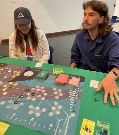 Fr&eacute;d&eacute;rick apprend &agrave; jouer &agrave; Energetic.