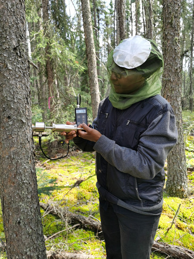 Ramata Magagi prenant une mesure