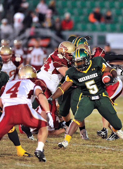 Le porteur de ballon Pascal Fils a termin&eacute; au premier rang au pays pour les gains au sol avec 1331 verges en 8&nbsp;rencontres.