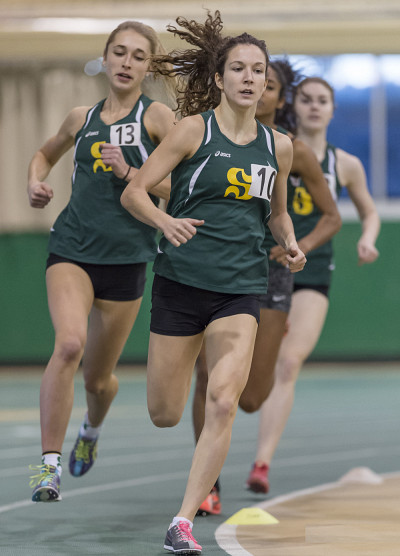 Gabrielle Desharnais-Pr&eacute;fontaine (&agrave; l'avant-plan) a am&eacute;lior&eacute; la marque d'&eacute;quipe au 3000 m la fin de semaine derni&egrave;re, &agrave; l'occasion du Valentine Invitational.