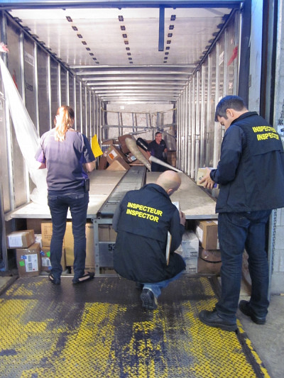 L'aper&ccedil;u d'une &laquo;&nbsp;op&eacute;ration &eacute;clair&nbsp;&raquo;, o&ugrave; la conformit&eacute; d'un large ensemble de produits vari&eacute;s est v&eacute;rifi&eacute;e par les inspecteurs de Sant&eacute; Canada.